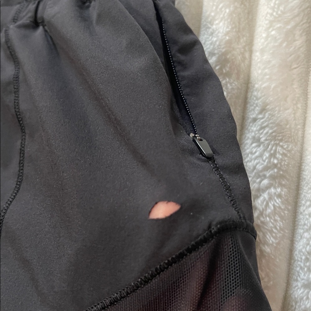 Lululemon Hotty Hot Short II *2.5" | Size 8 - Picture 5 of 8